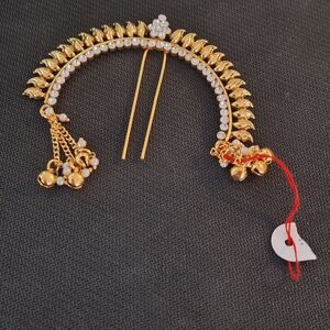 Elegant Gold and White Hair Accessory